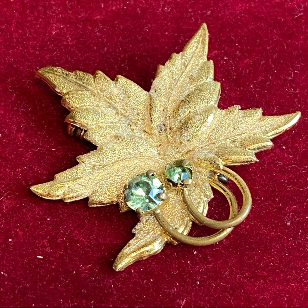 🍇 Vintage Golden Leaf Brooch Rhinstones